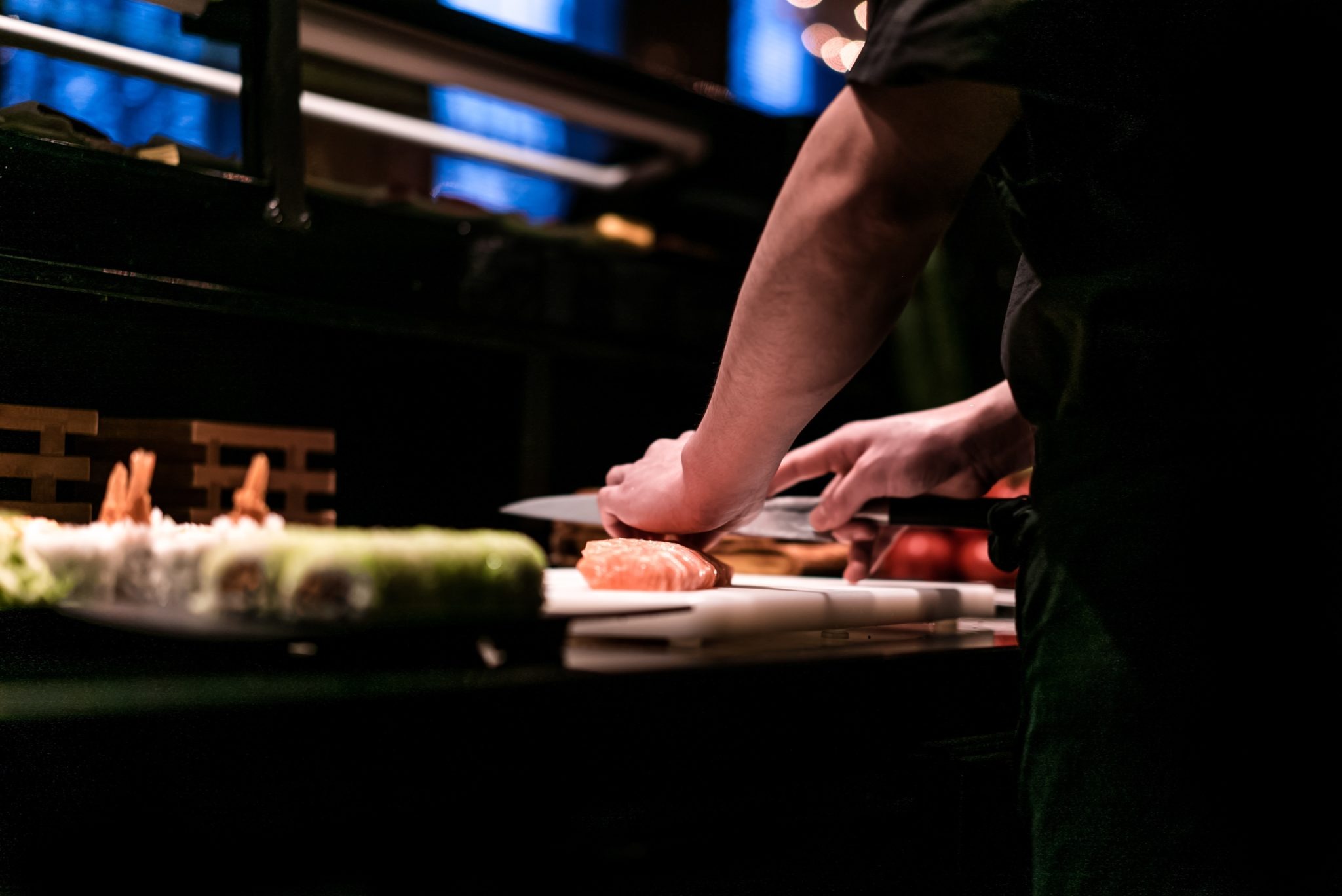 Kok snijdt verse zalm bij Hai Grill & Sushi